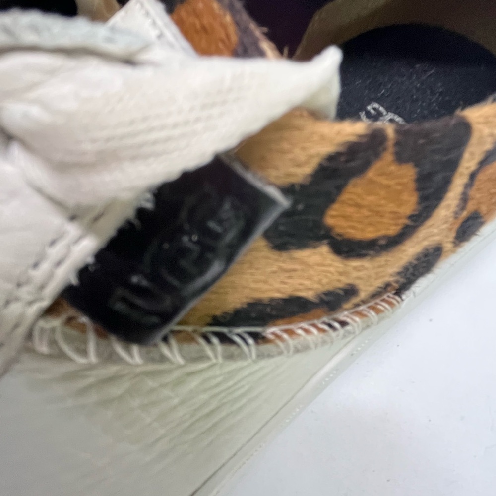 UGG ALAMEDA LEATHER/ANIMAL PRINT SNEAKER WOMEN SZ 5 WHITE STYLISH TRENDY COMFORT - Picture 2 of 10